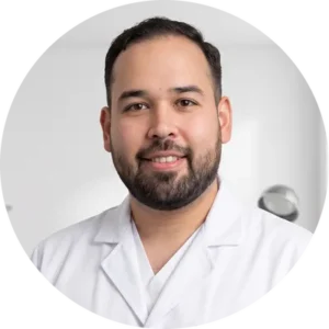 Dr. Edgar Peña, director médico capilar de Área Capilar, clínica de injerto capilar en Madrid